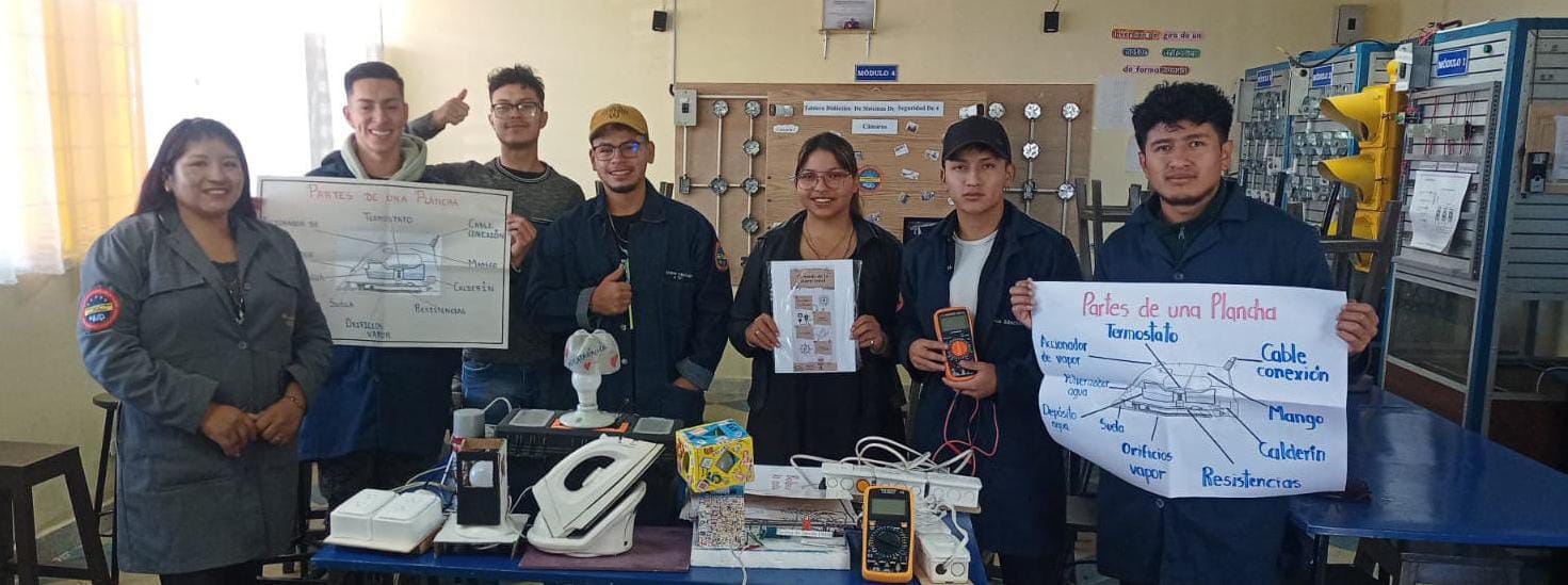 Imagen de un curso de arreglo de electrodomésticos en la Carrera de Mecatrónica en la U.C.E 